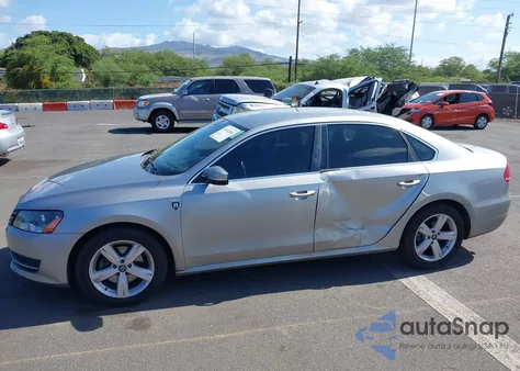 2014 Volkswagen Passat 1.8T Wolfsburg Edition z USA, uszkodzony, nr VIN 1VWAT7A39EC055174